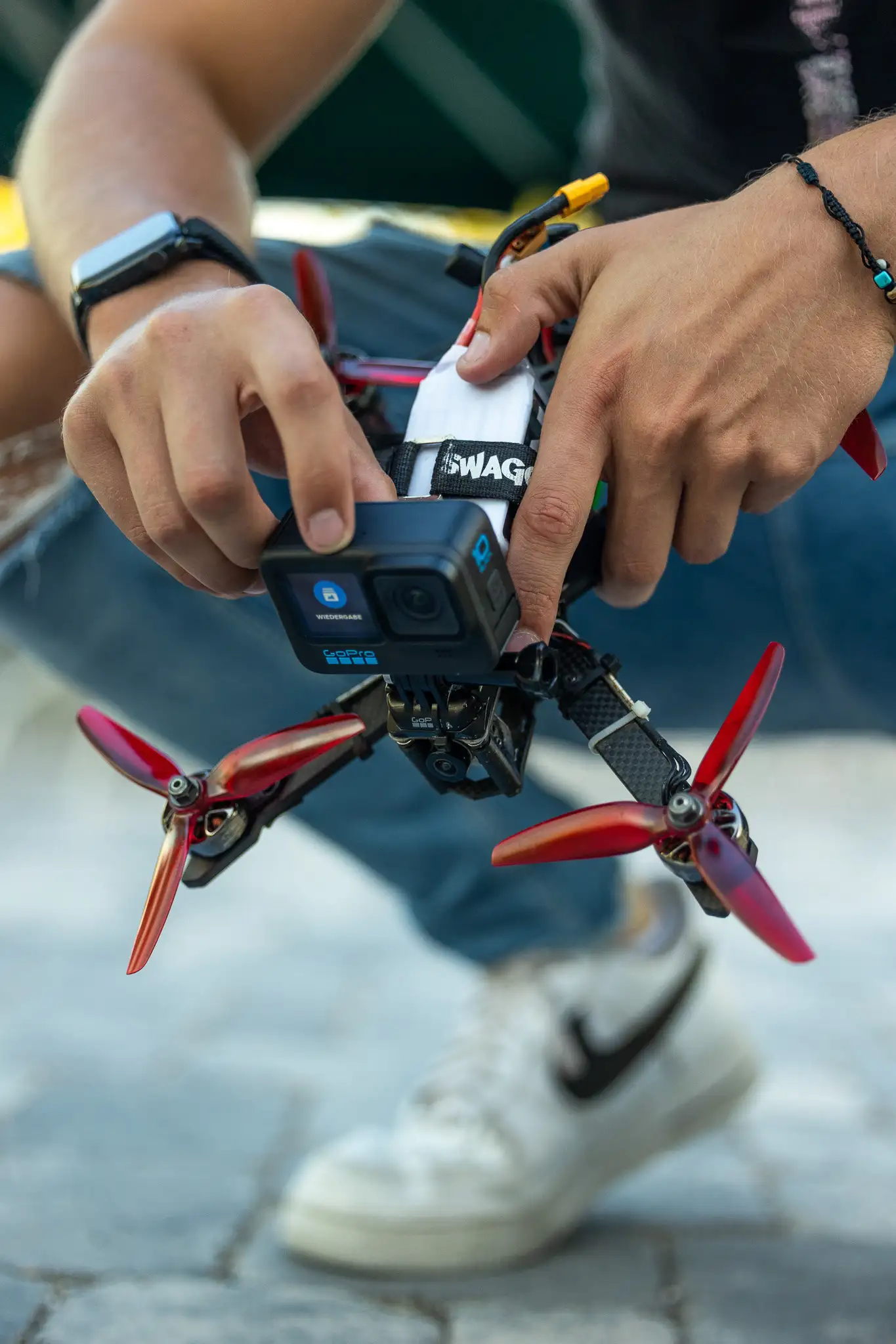 GoPro Kamera wird an FPV-Drohne montiert – Skypassion Team bei der Vorbereitung vor dem Dreh
