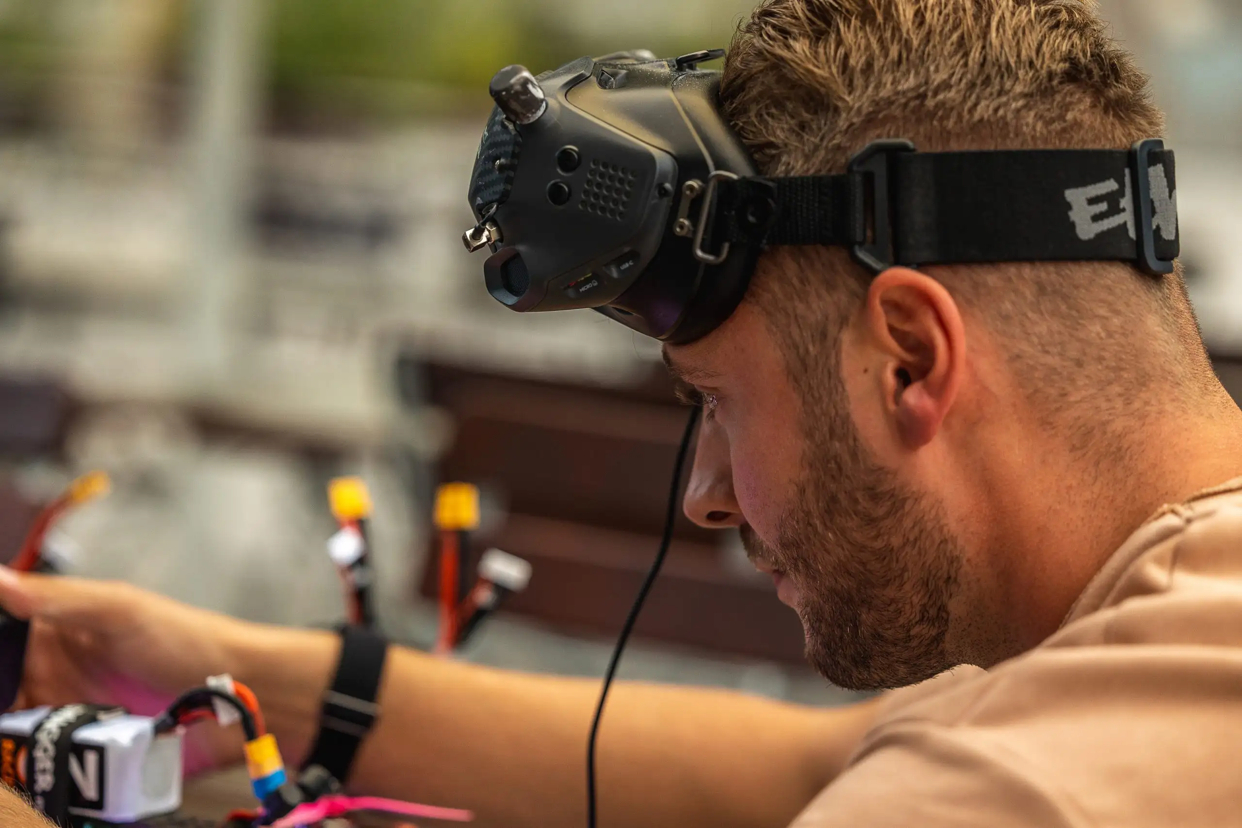 FPV Pilot mit FPV-Brille in voller Konzentration beim Drohnenflug – Skypassion Videoproduktion