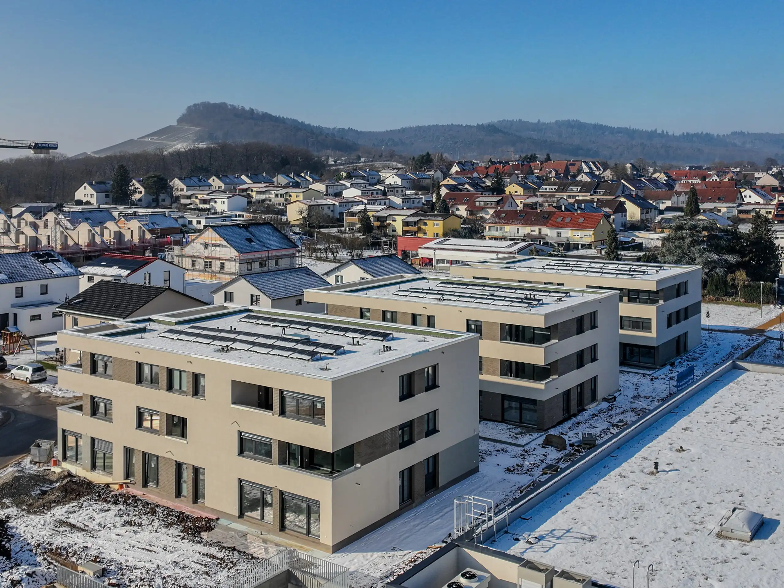 Drohnenaufnahme eines modernen Neubau- Mehrfamilienhauses in Baden-Württemberg – professionelle Immobilienaufnahmen von Skypassion