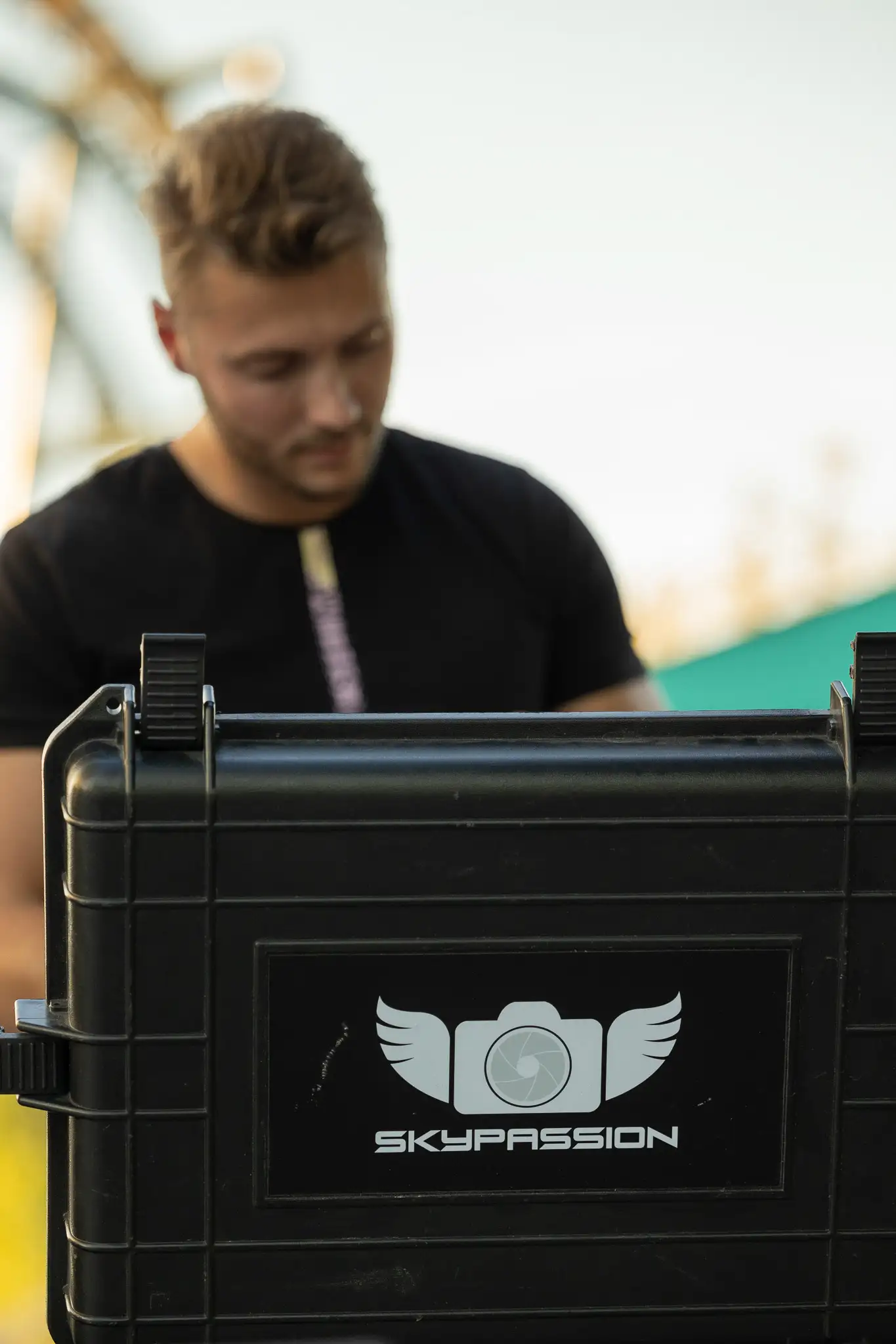 Skypassion Equipment-Koffer mit Logo beim professionellen Drohneneinsatz – Videoproduktion vor Ort