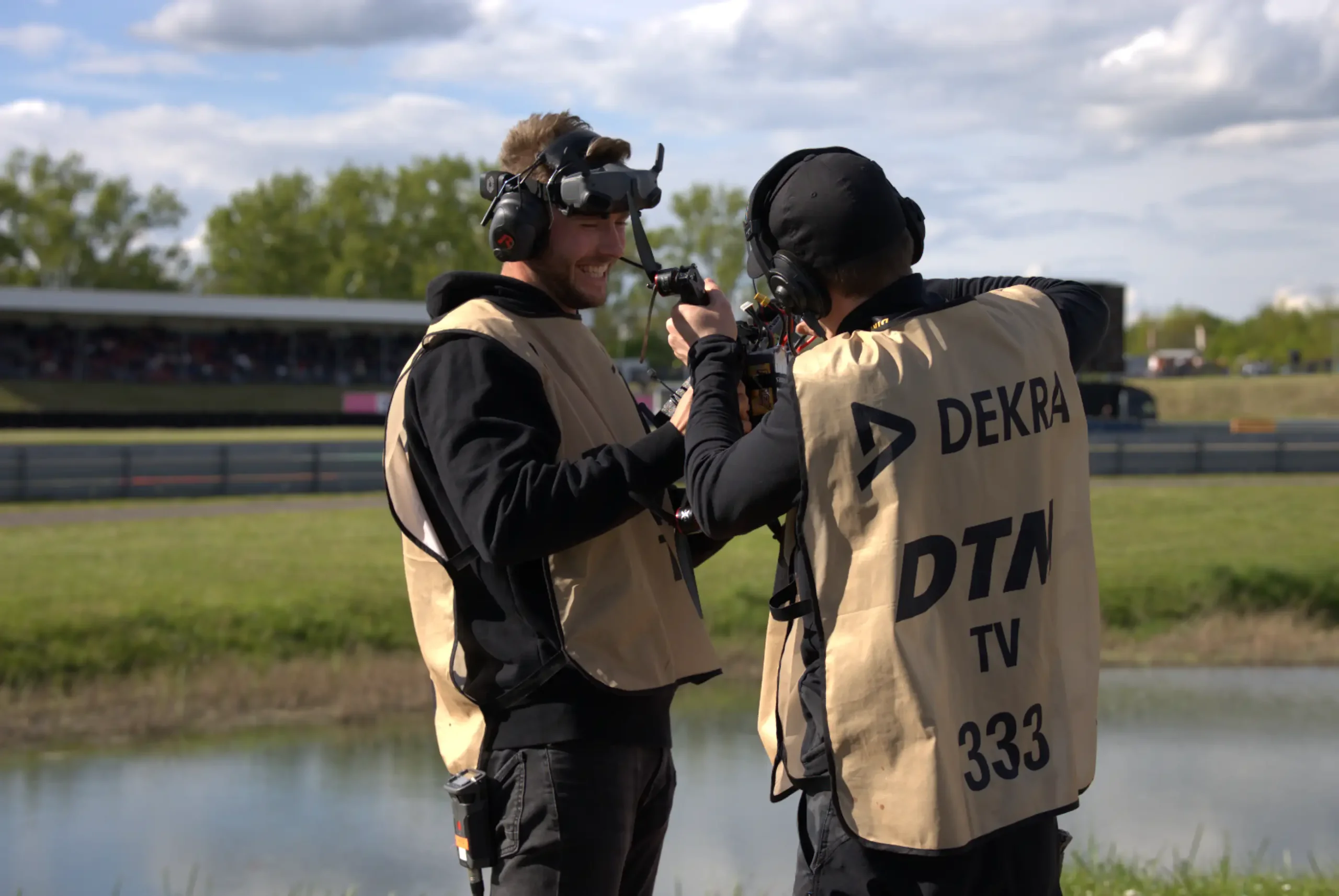 Skypassion FPV Pilot mit FPV-Brille beim DTM Einsatz – akkreditiertes TV-Produktionsteam mit DEKRA Lizenz auf der Rennstrecke