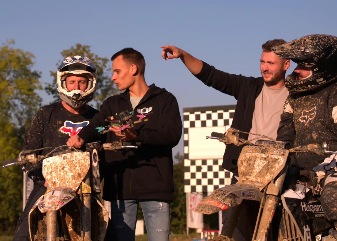 Skypassion Team beim Dreh-Briefing mit Motocross-Fahrern – FPV Drohnenproduktion auf einer ADAC Rennstrecke