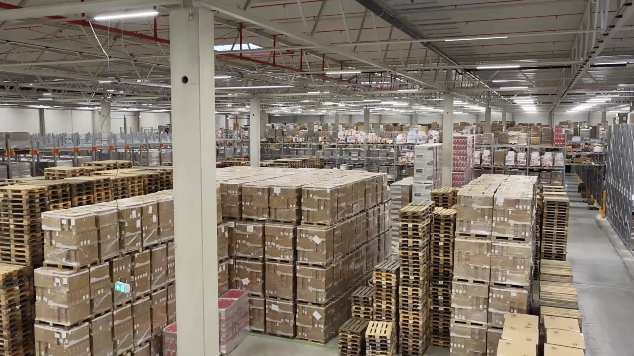Innenaufnahme einer Lagerhalle mit Palettenregalen per Drohne – Imagefilm für den Logistikdienstleister Logiflex von Skypassion