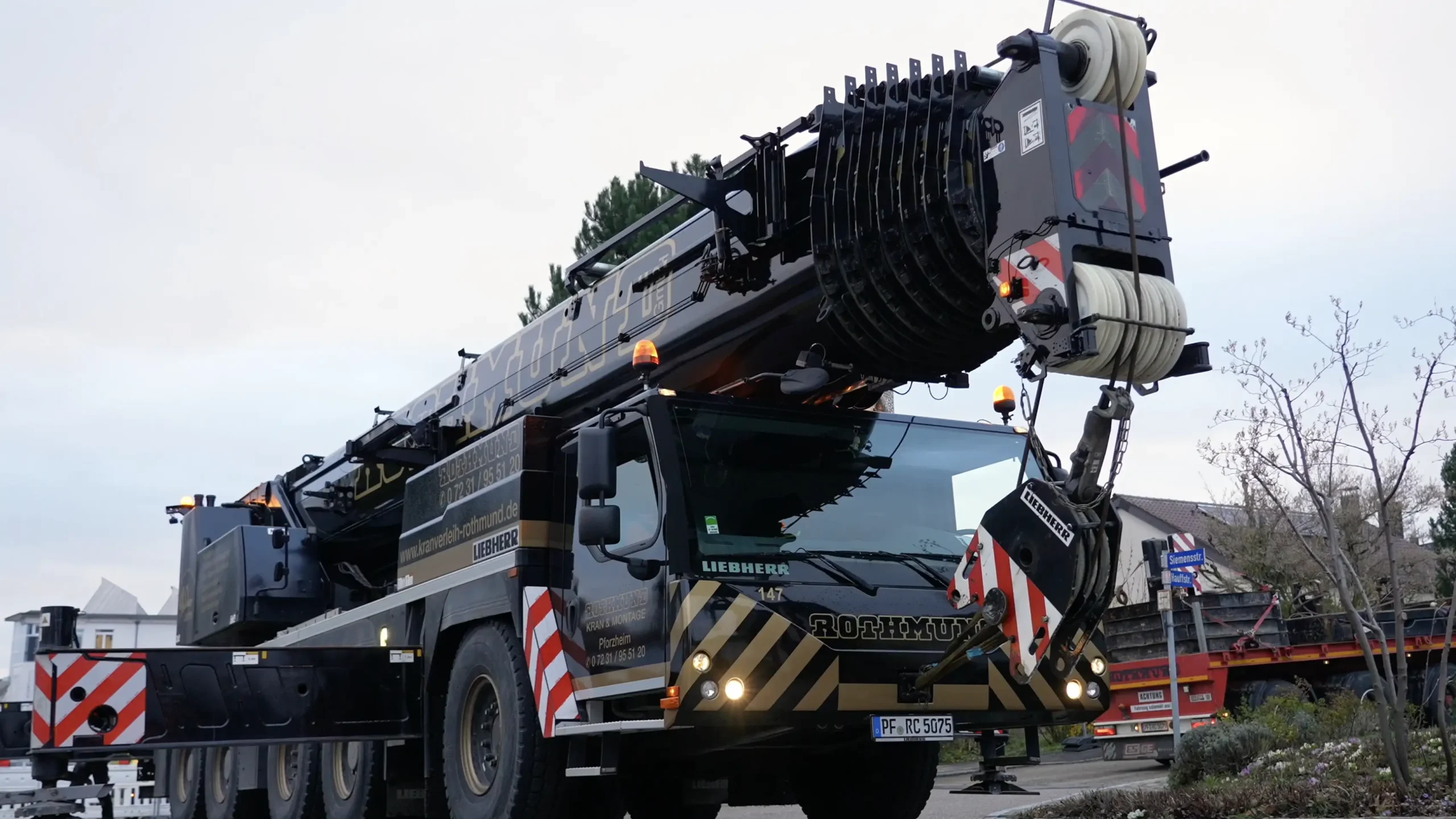 Mobilkran bei der Anlieferung und Montage eines Tiny Houses – Drohnenaufnahmen der Bauphase von Skypassion