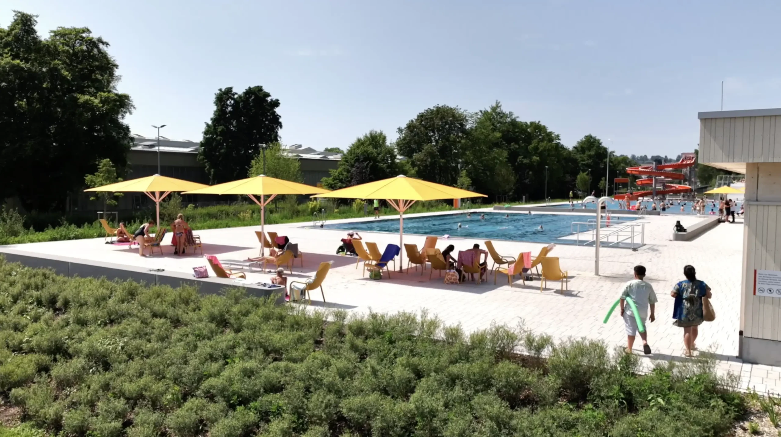 Luftaufnahme des Freibads Biberach mit Schwimmerbecken und Liegeflächen – Werbefilm mit Drohnenaufnahmen von Skypassion