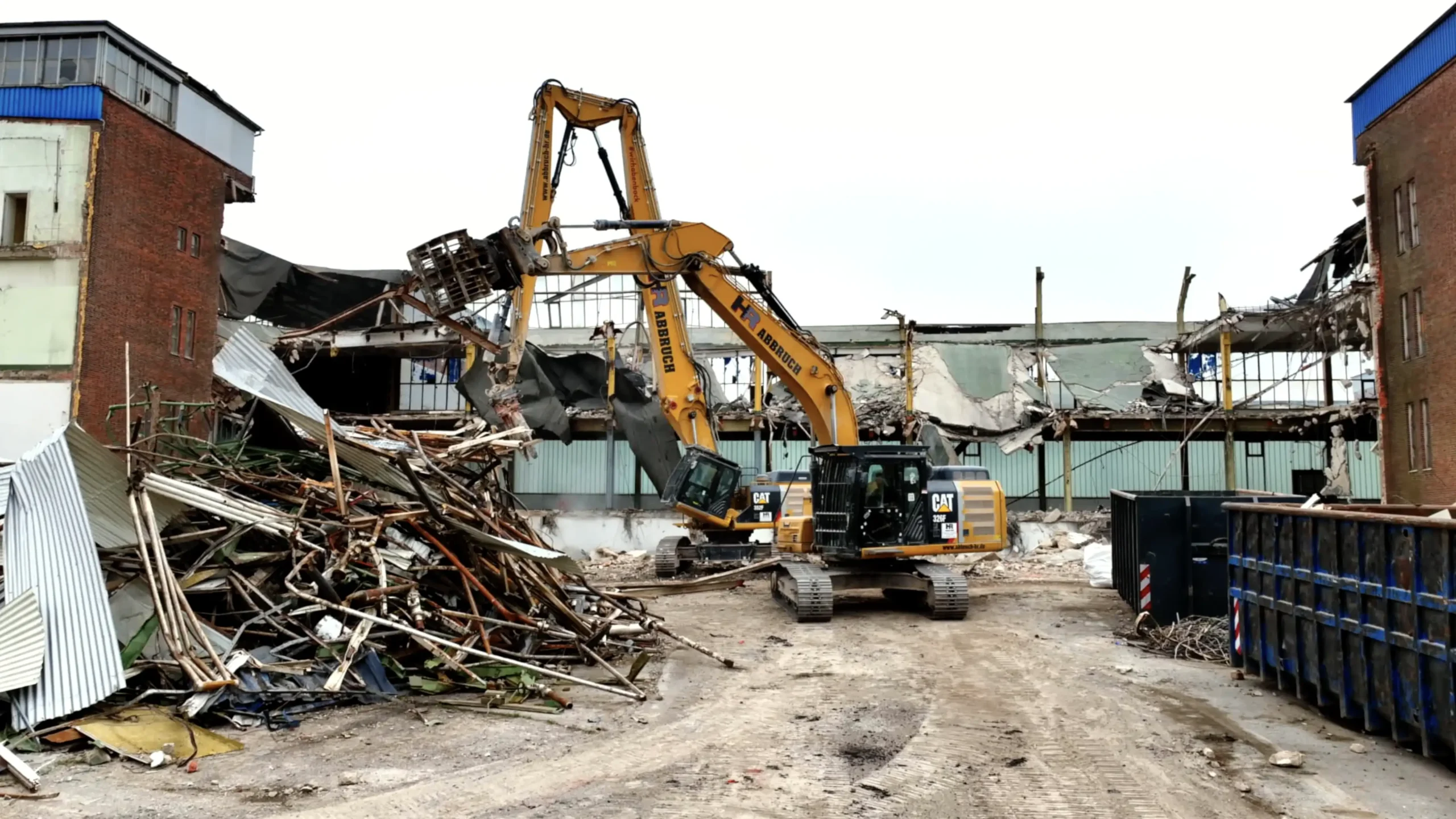 Longfront-Bagger beim Abbruch einer Industriehalle in Lübeck – Werbefilm für die HR Unternehmensgruppe von Skypassion